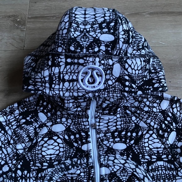 Lululemon Scuba hoodie zipup Nesting Black Bird / Ghost size 4 - Picture 9 of 11